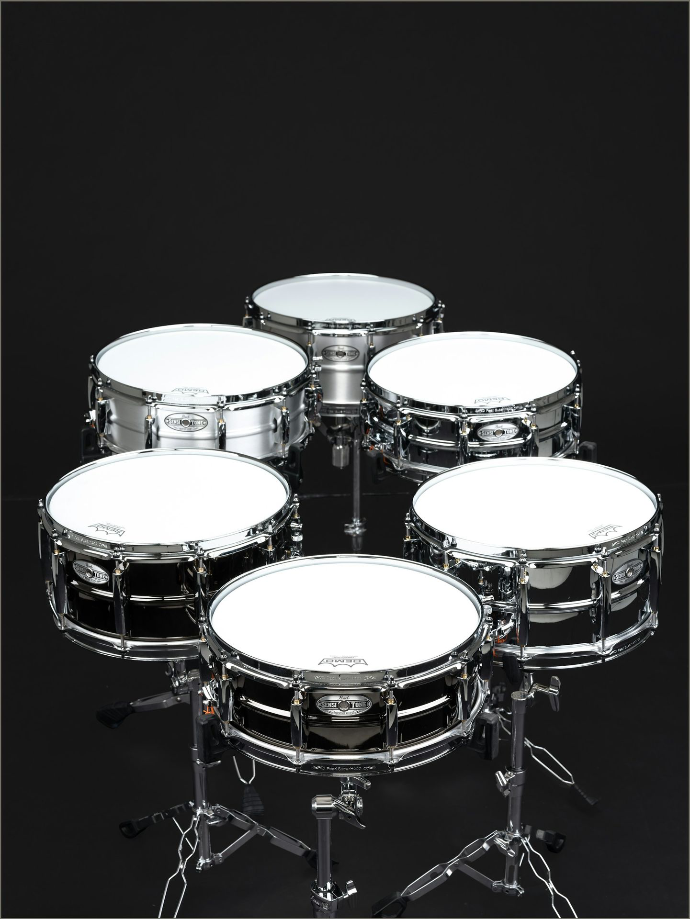 A group of snare drums sitting next to each other